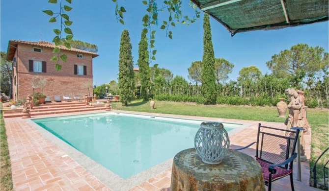 Stunning home in Castiglione del Lago with 6 Bedrooms, WiFi and Outdoor swimming pool