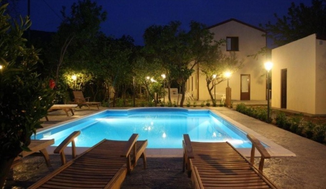 Villa Giardino Paradiso Cefalù con 13 posti letto e piscina riscaldata