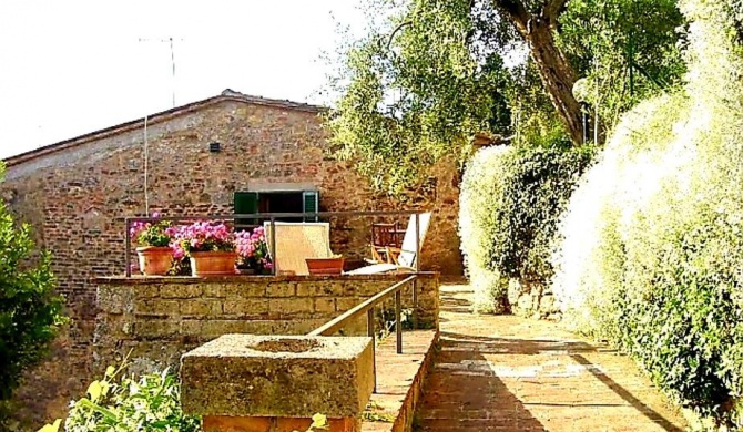 La Terrazza, elegant Tuscan stone house with garden and terrace in Cetona