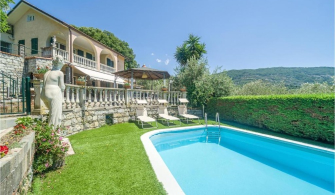 Amazing home in Chiavari with Outdoor swimming pool, 5 Bedrooms and WiFi